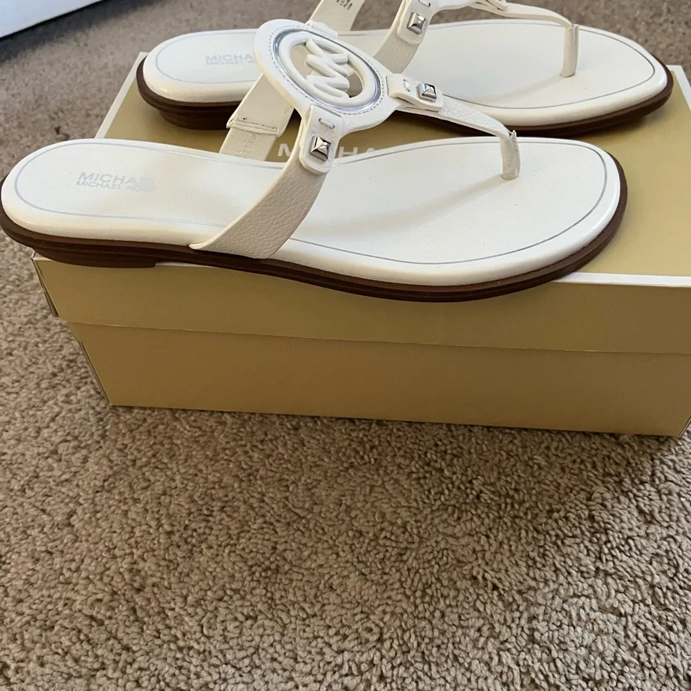Michael Kors Aubrey Cut Out Thong Sandal size 10 - Picture 4 of 5
